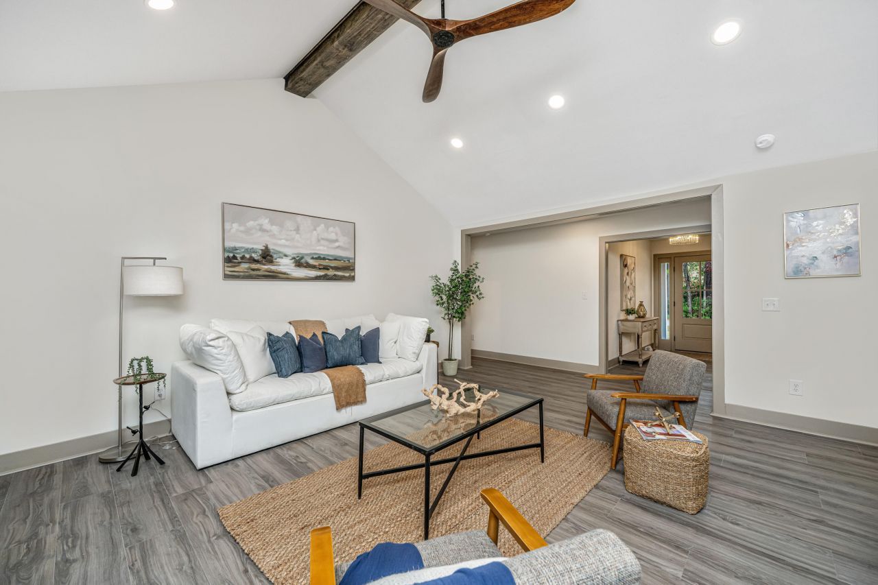 1561 Montclair Street Photo 9