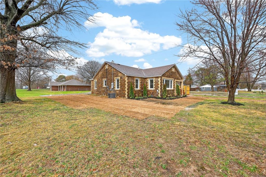 500 N West End Street, Springdale, AR 72764 Main Photo