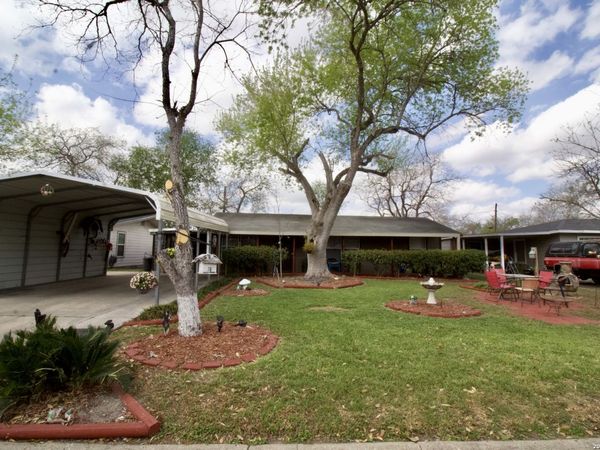 1013 E Hutchinson, Beeville, TX 78102