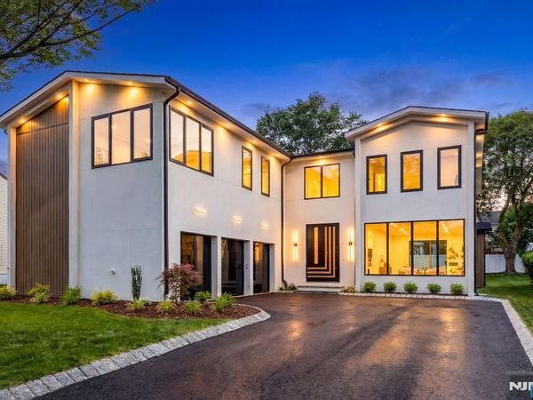 210 Hillcrest Drive, PARAMUS, NJ 07652