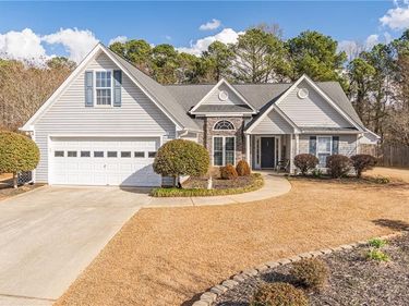 6348 Wilmington Way, Flowery Branch, GA 30542