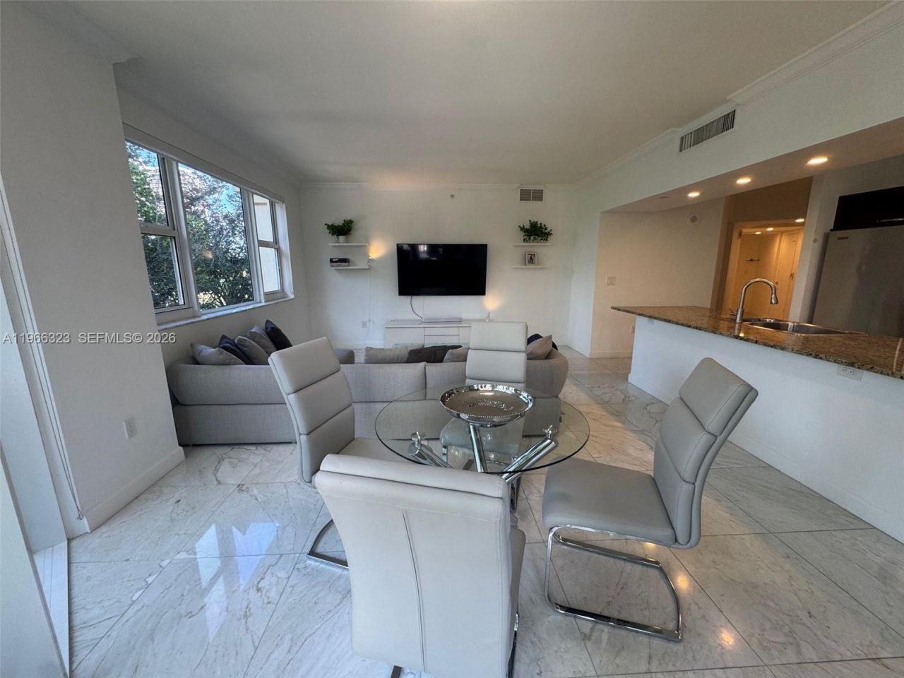 20000 E Country Club Dr , Unit 208, Aventura, FL 33180 Photo