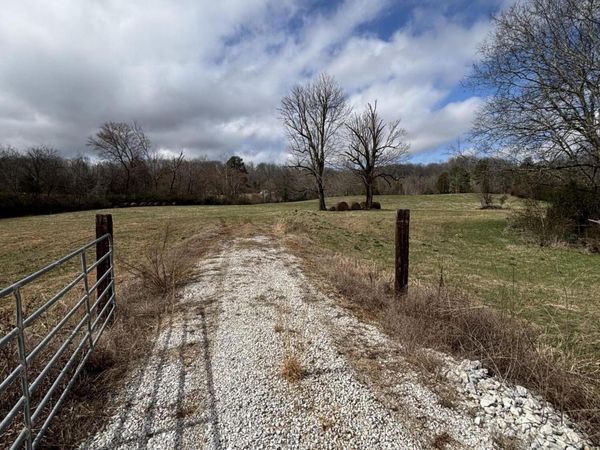 110 Peninsula Rd, Harriman, TN 37748