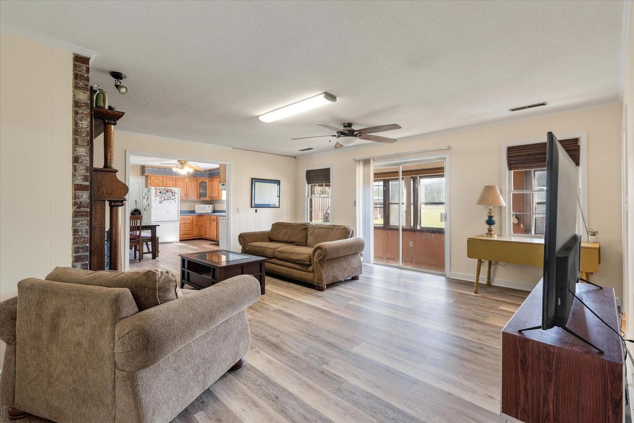 1979 Highway 15 S Photo 14