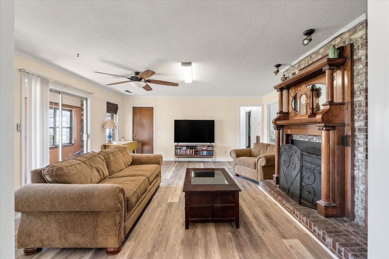 1979 Highway 15 S Photo 16