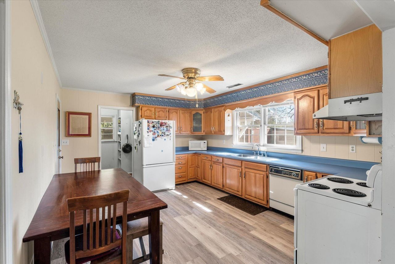 1979 Highway 15 S Photo 17