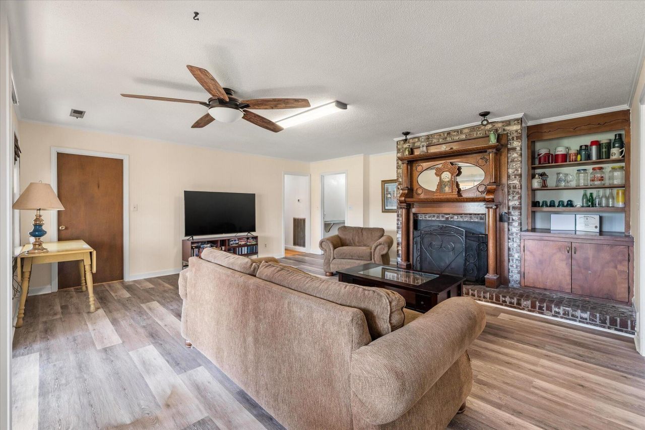 1979 Highway 15 S Photo 3