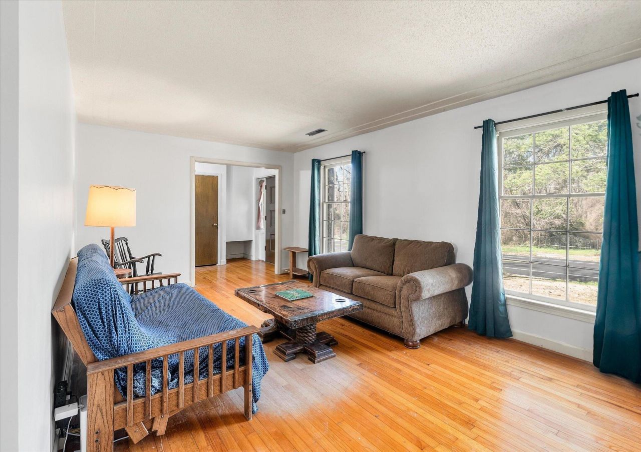 1979 Highway 15 S Photo 4