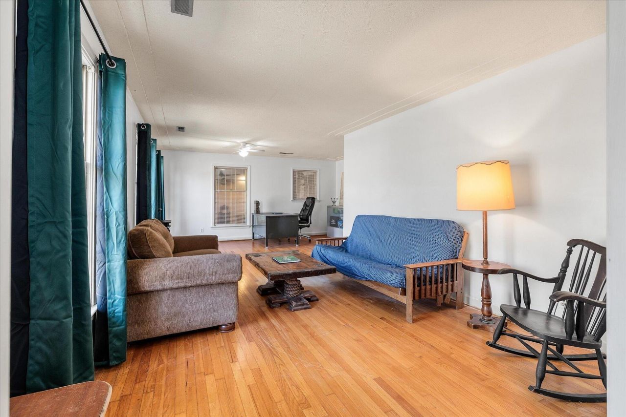 1979 Highway 15 S Photo 9