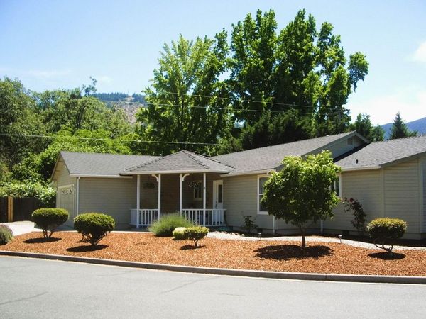 1721 SE Brookhurst Way, Grants Pass, OR 97527