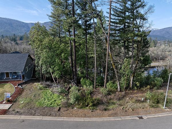 1282 Green Valley Drive, Cave Junction, OR 97523
