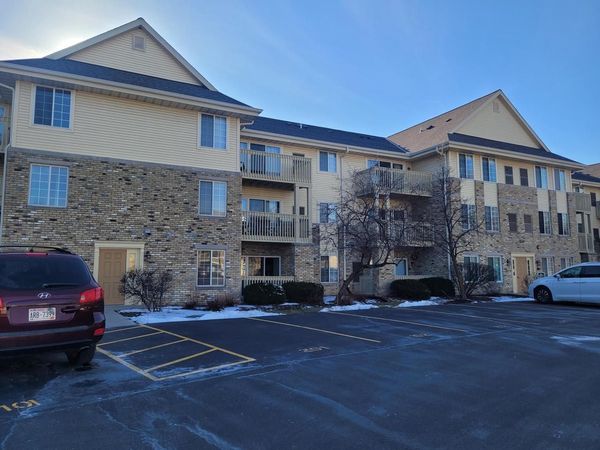 530 Windstone DRIVE, Unit 303, Hartland, WI 53029