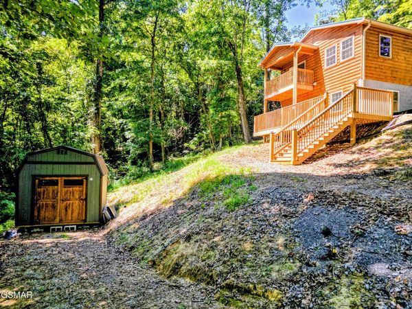 125 Deer Run Way, Dandridge, TN 37725