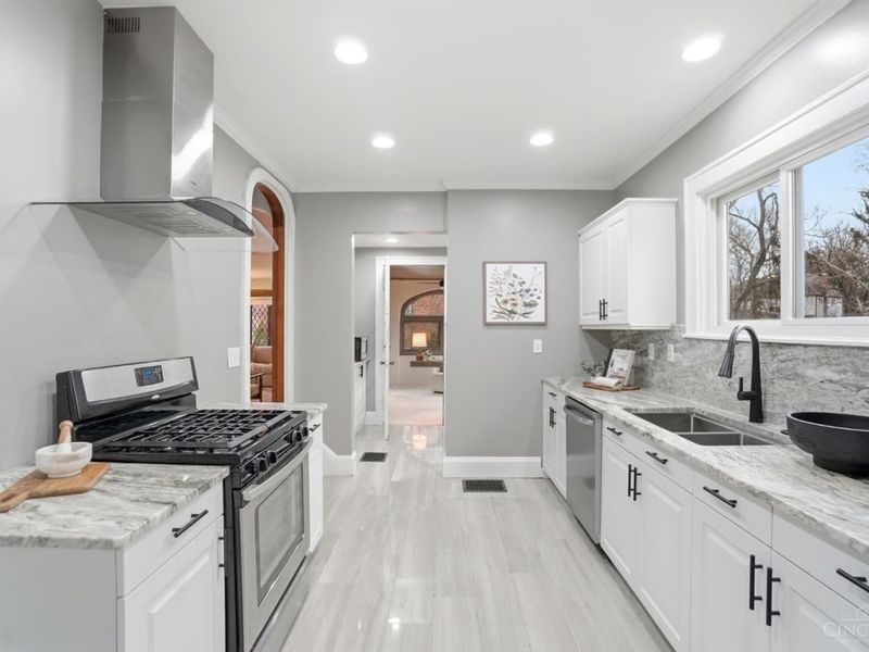 1352 Westminster Drive, Cincinnati, OH 45229 Photo 13