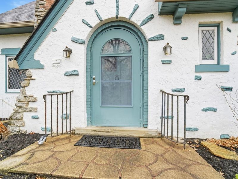 1352 Westminster Drive, Cincinnati, OH 45229 Photo 2