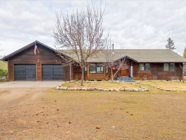 5323 E Quail Ln, Chattaroy, WA 99003