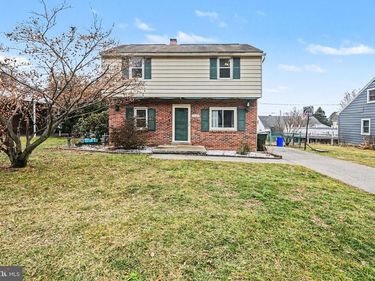 1330 CANTERBURY LANE, YORK, PA 17406