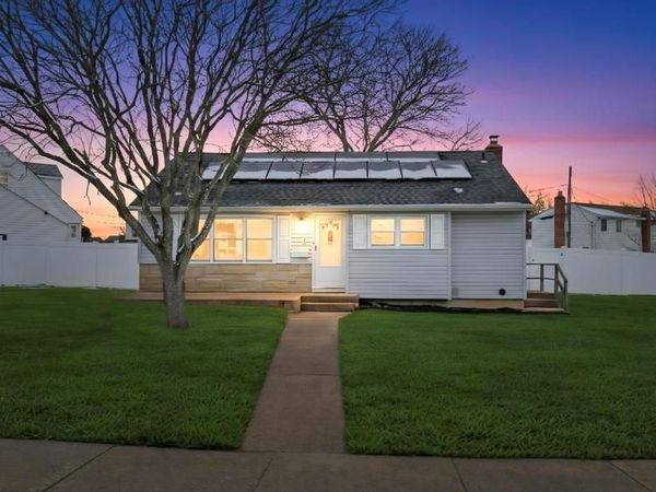 41 Winding Road , Hicksville, NY 11801