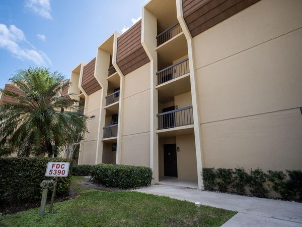 5390 Woodland Lakes Drive, Unit 104, Palm Beach Gardens, FL 33418