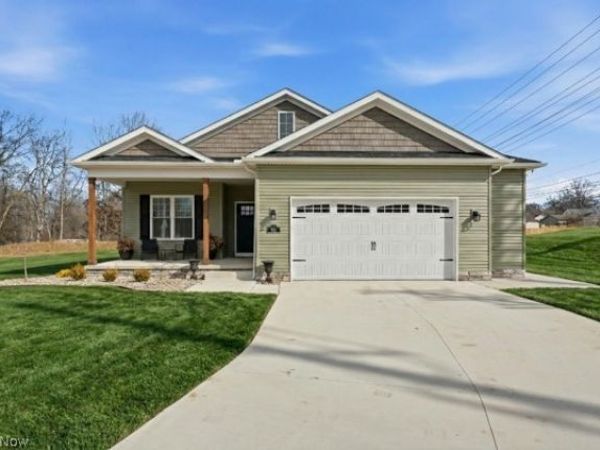 911 Dogwood Drive , Hubbard, OH 44425