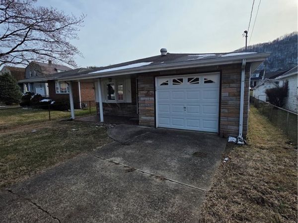 121 W Reynolds Avenue, Belle, WV 25015