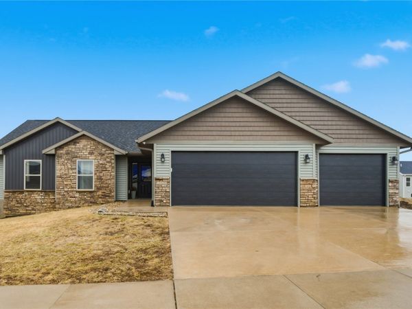 1429 Bridgewood Drive, Fairfax, IA 52228