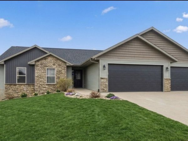 1429 Bridgewood Drive, Fairfax, IA 52228