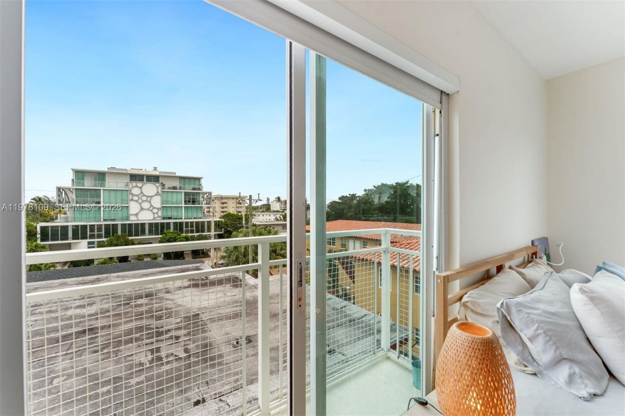 630 85th St, Unit 205, Miami Beach, FL 33141 Photo