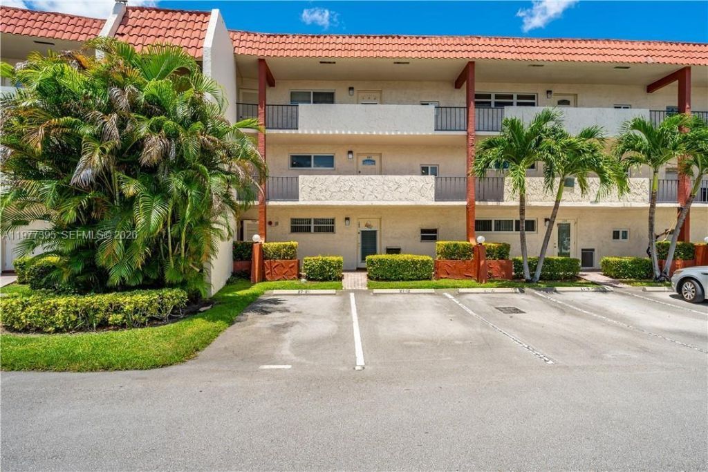 681 S Hollybrook Dr, Unit 305, Pembroke Pines, FL 33025 Photo