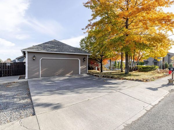 940 NE Purcell Boulevard, Bend, OR 97701