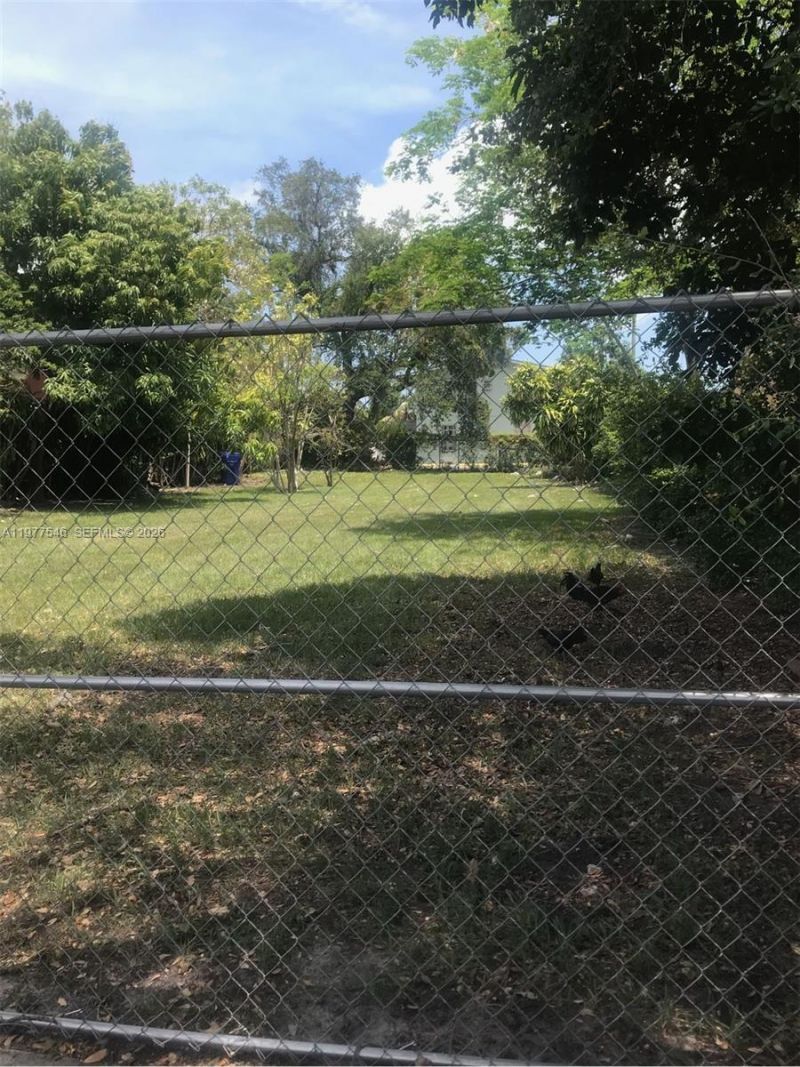 61 NW 17th Pl, Miami, FL 33125 Photo