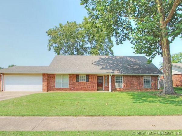 2408 Chapel Hill Court , Bartlesville, OK 74006