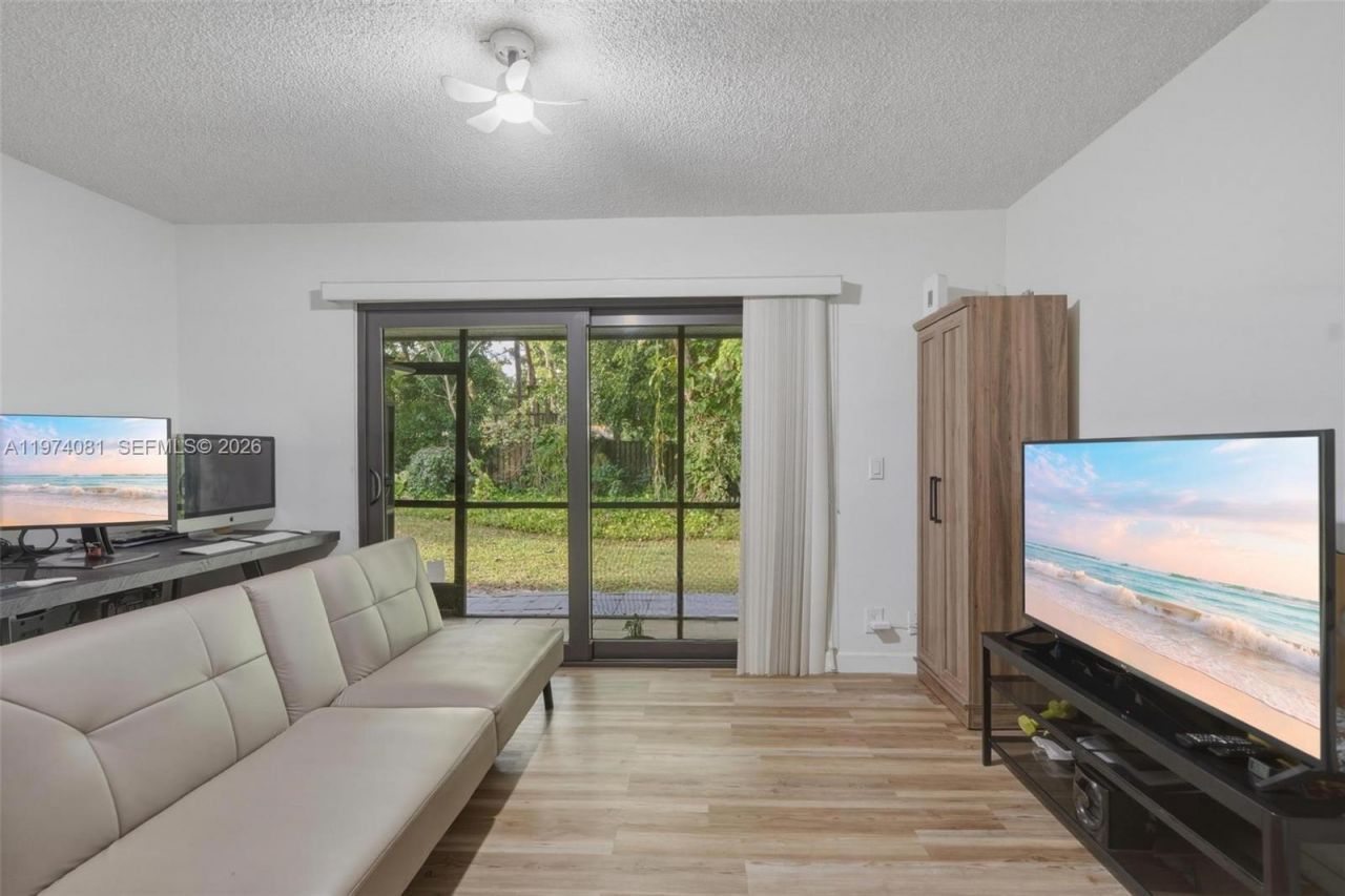 9853 Riverside Dr, Unit 8-24, Coral Springs, FL 33071 Photo