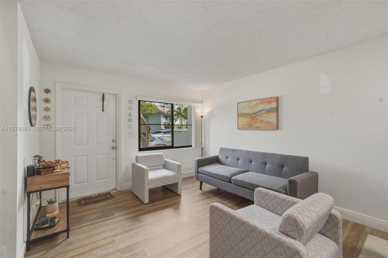 9853 Riverside Dr, Unit 8-24, Coral Springs, FL 33071 Photo