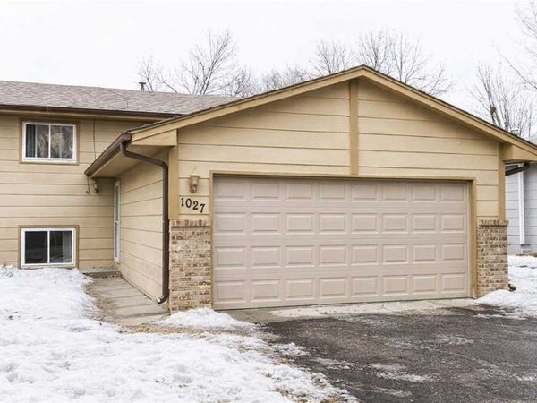 1027 Eastview Circle, Shakopee, MN 55379