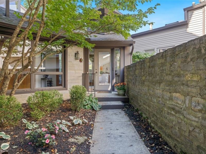 421 Darbys Run, Bay Village, OH 44140 Photo 3