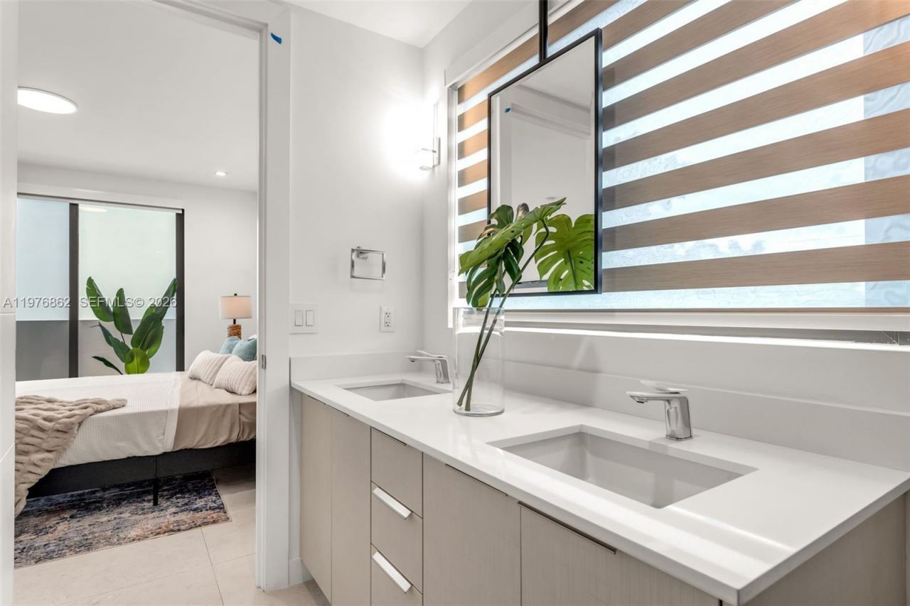 721 SW 11th Street, Unit B, Miami, FL 33129 Photo