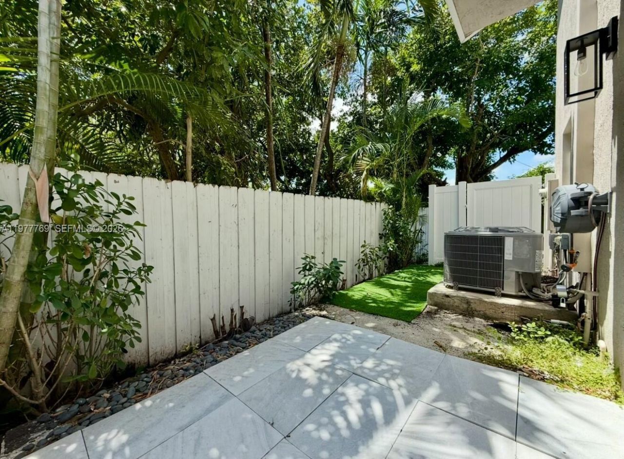 1035 NW 2nd Ave, Fort Lauderdale, FL 33311 Photo