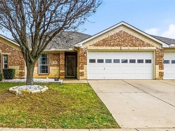 528 Bretts Way , Burleson, TX 76028