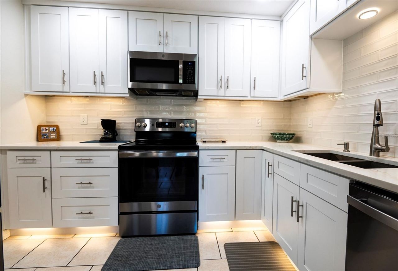 569 Bamboo Drive S, Saint Petersburg, FL 33707 Photo