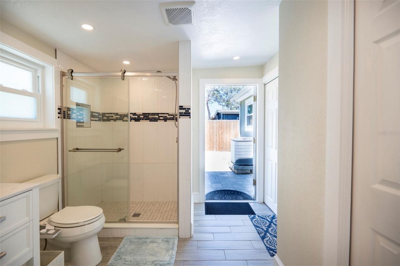 569 Bamboo Drive S, Saint Petersburg, FL 33707 Photo