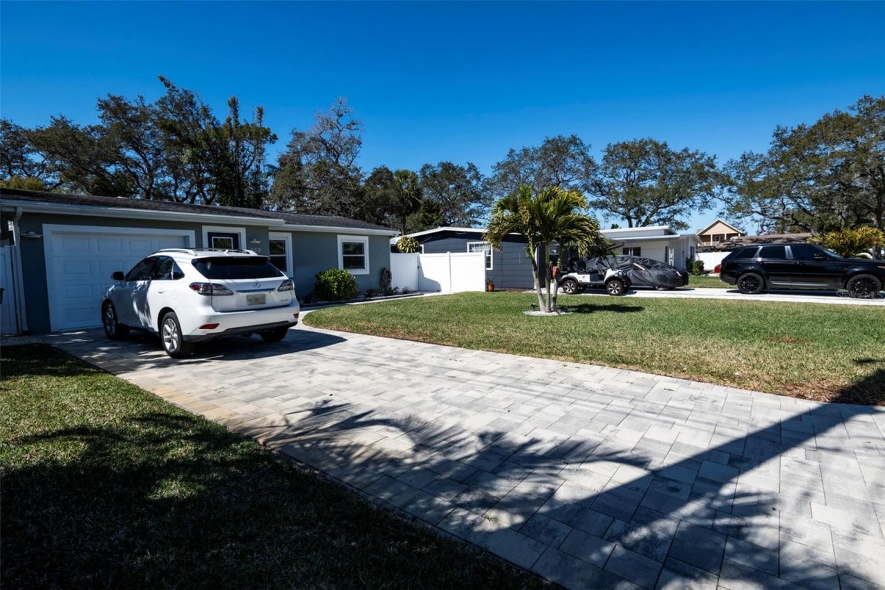 569 Bamboo Drive S, Saint Petersburg, FL 33707 Photo