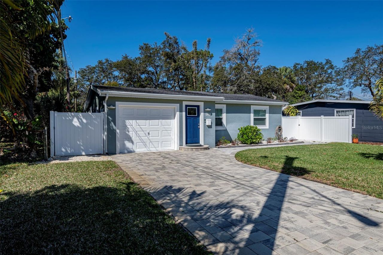 569 Bamboo Drive S, Saint Petersburg, FL 33707 Photo