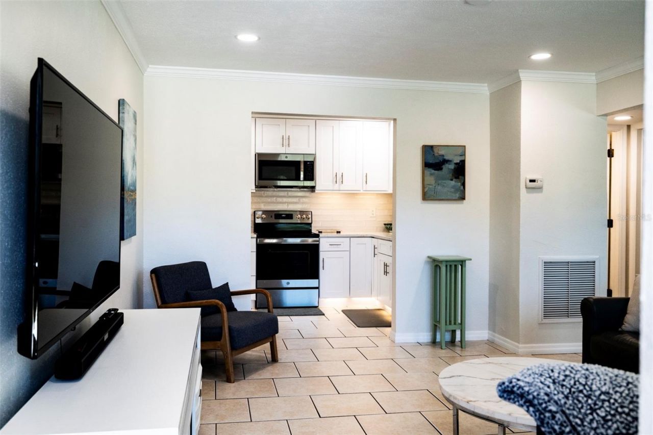 569 Bamboo Drive S, Saint Petersburg, FL 33707 Photo