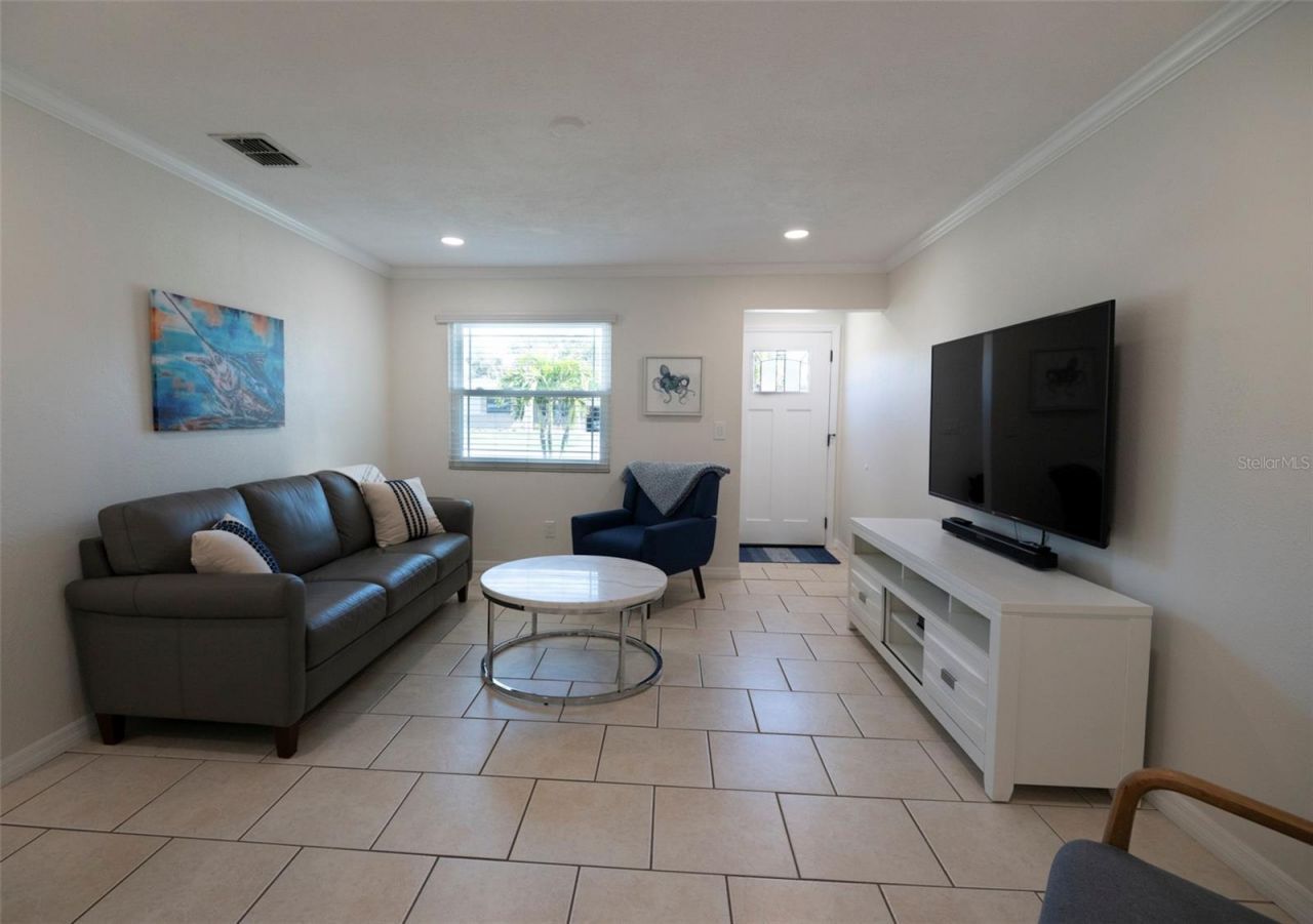 569 Bamboo Drive S, Saint Petersburg, FL 33707 Photo