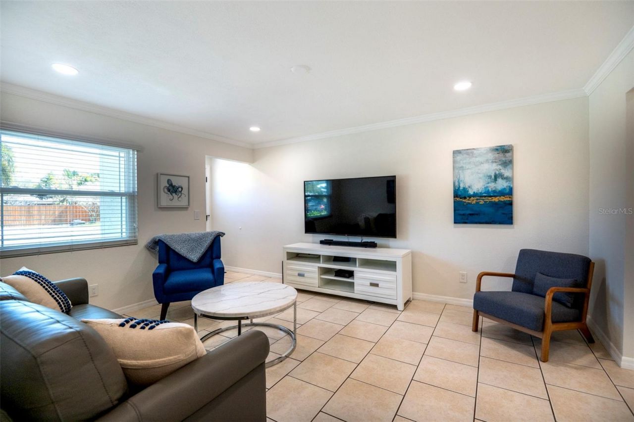 569 Bamboo Drive S, Saint Petersburg, FL 33707 Photo