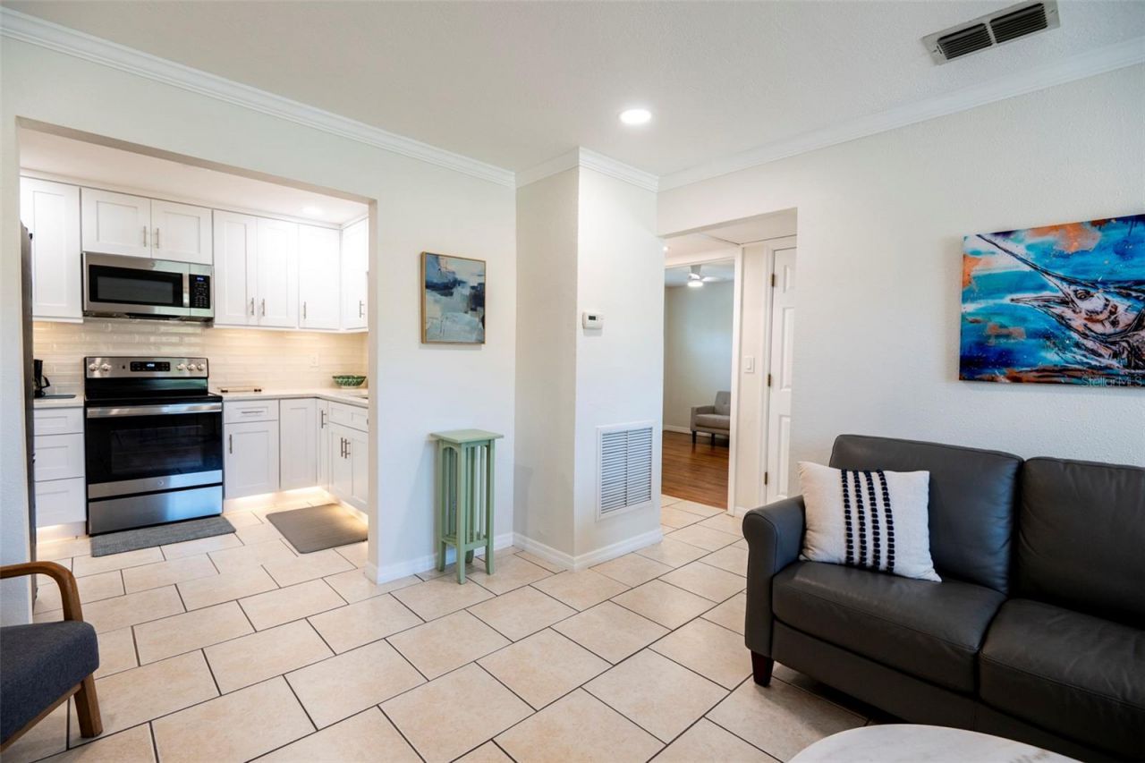 569 Bamboo Drive S, Saint Petersburg, FL 33707 Photo