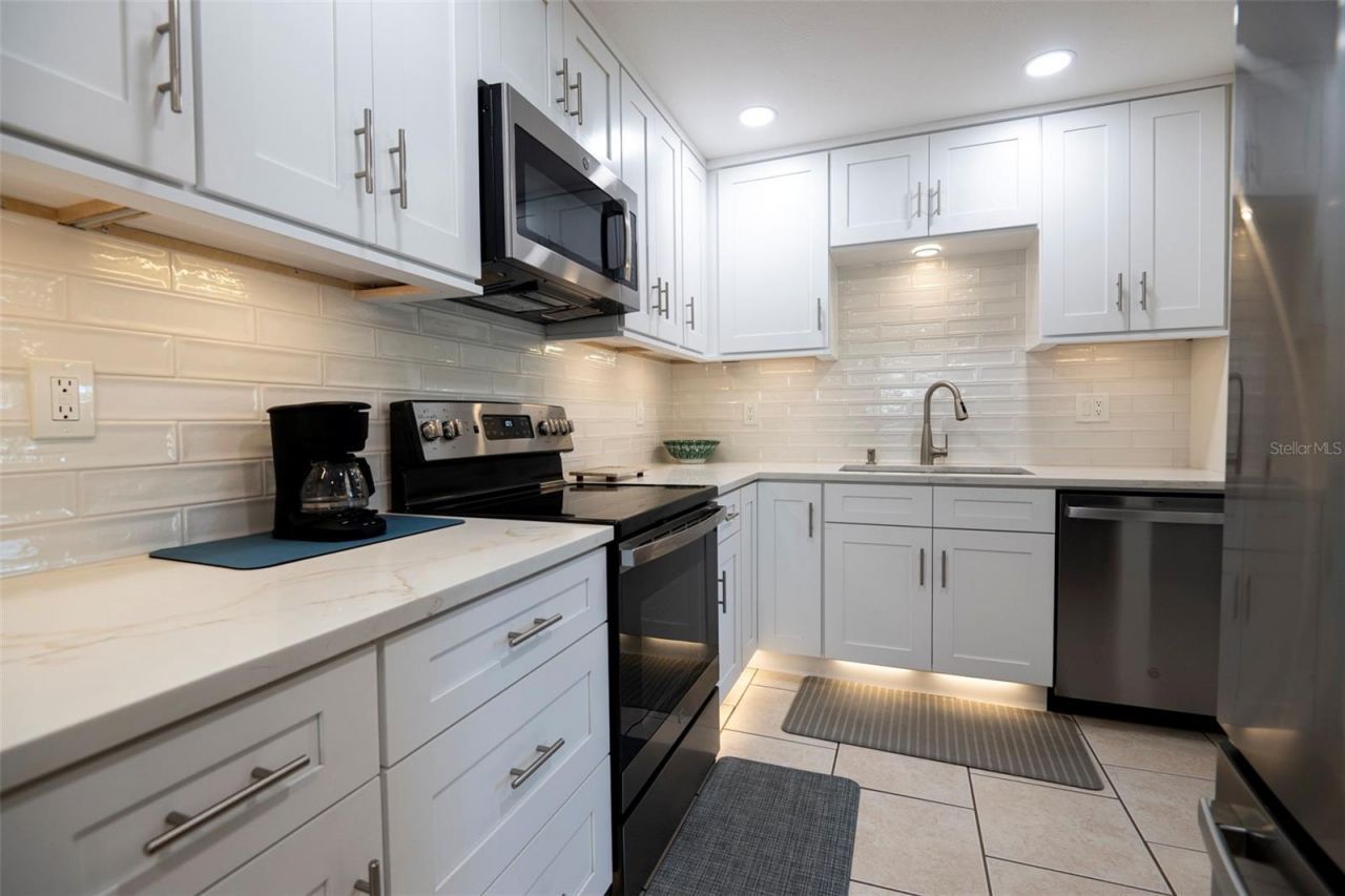 569 Bamboo Drive S, Saint Petersburg, FL 33707 Photo