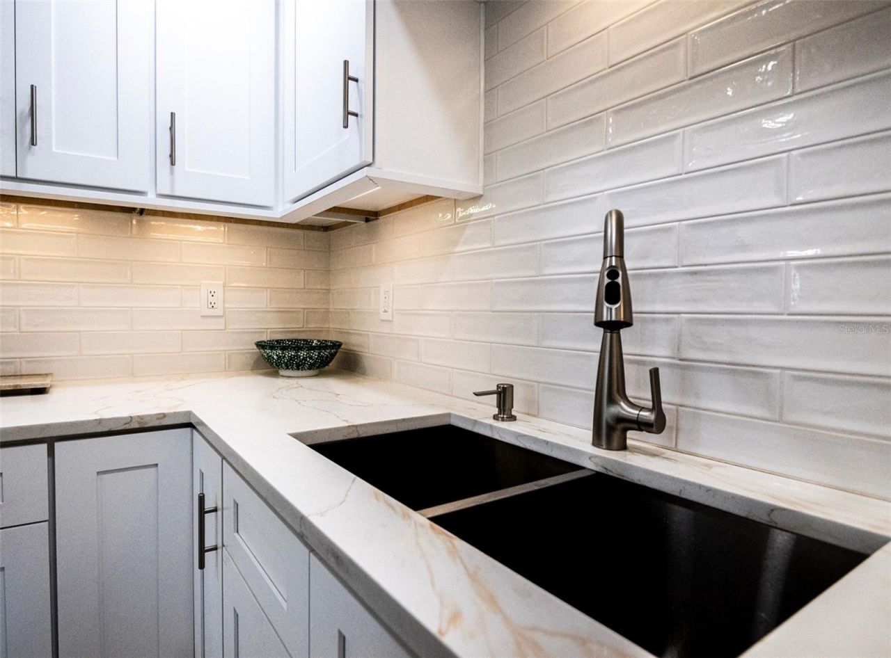 569 Bamboo Drive S, Saint Petersburg, FL 33707 Photo