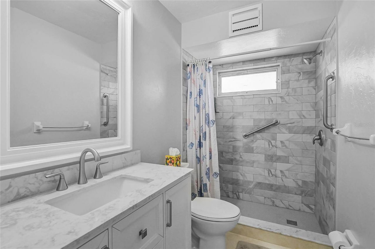 7128 W Country Club Drive N, Sarasota, FL 34243 Photo